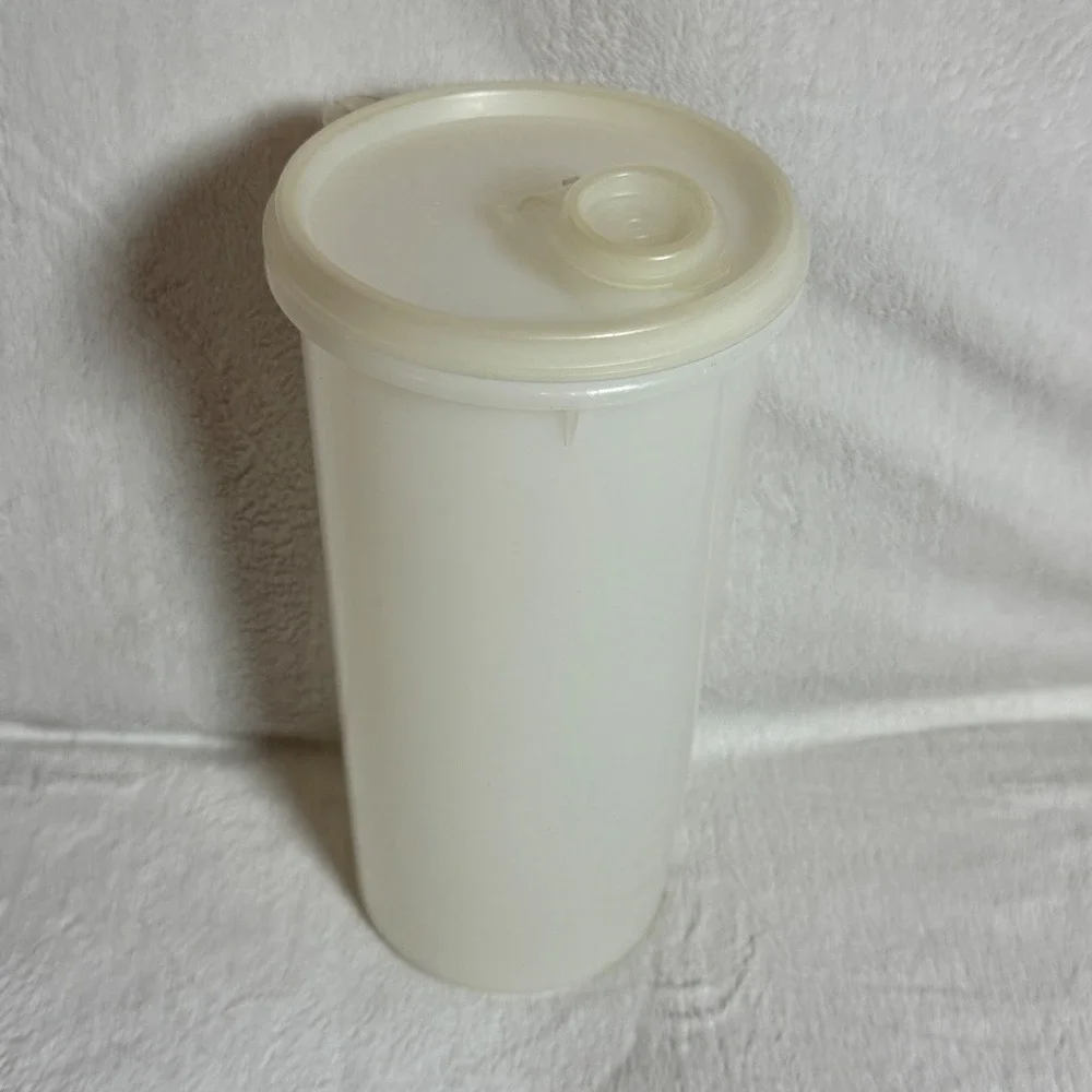 Vintage Tupperware Juice Container With Pour Lid 563-1 48 oz. White 261-15